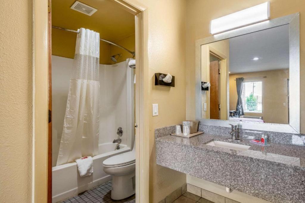 Southern Inn And Suites Spartanburg Buitenkant foto