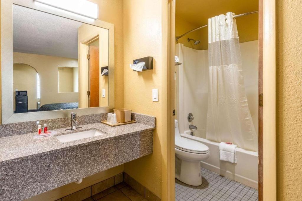 Southern Inn And Suites Spartanburg Buitenkant foto